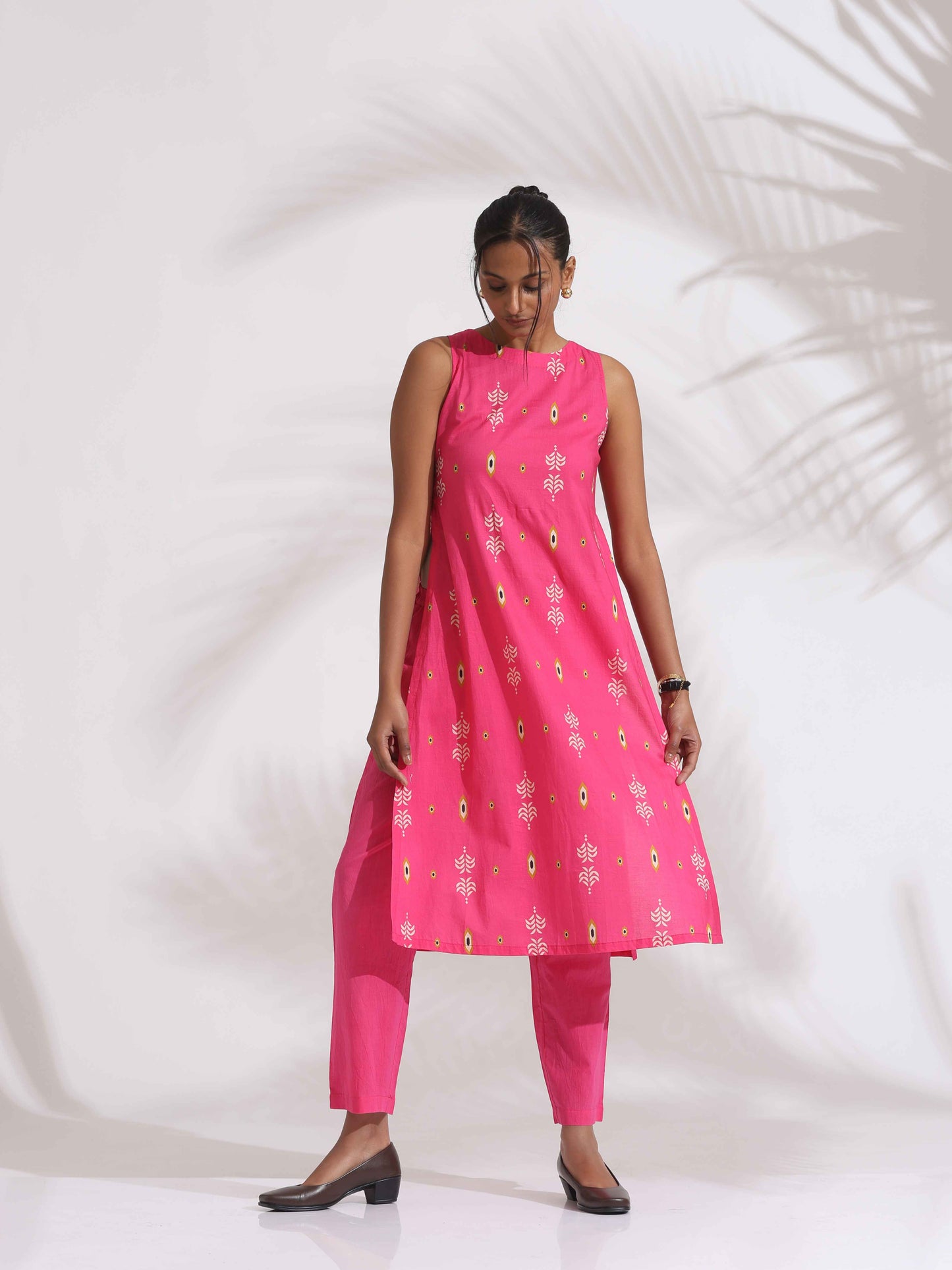trueBrowns Pink Cotton Print Sleeveless Kurta Set