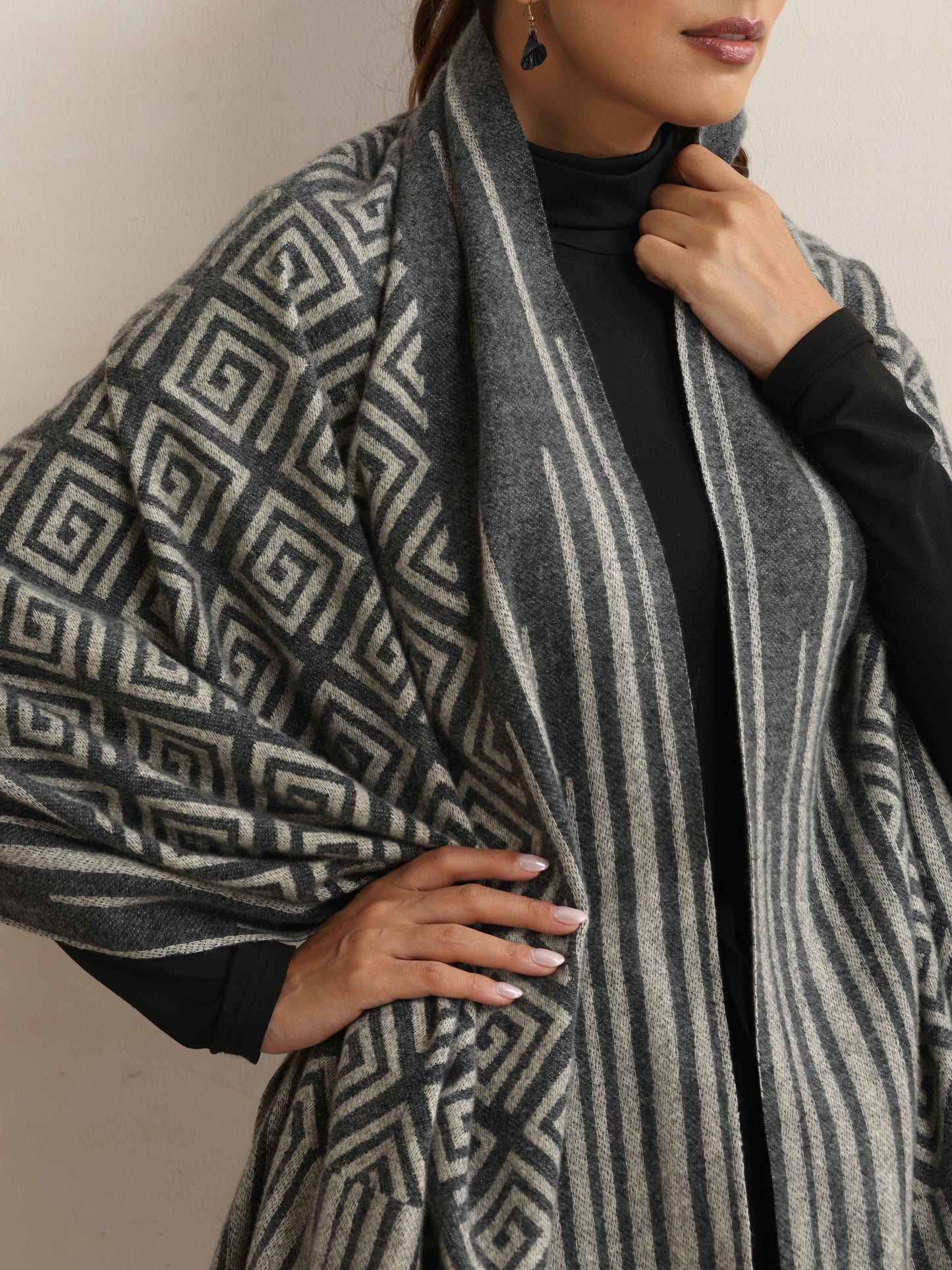 trueBrowns Charcoal Geometric Woven Stole