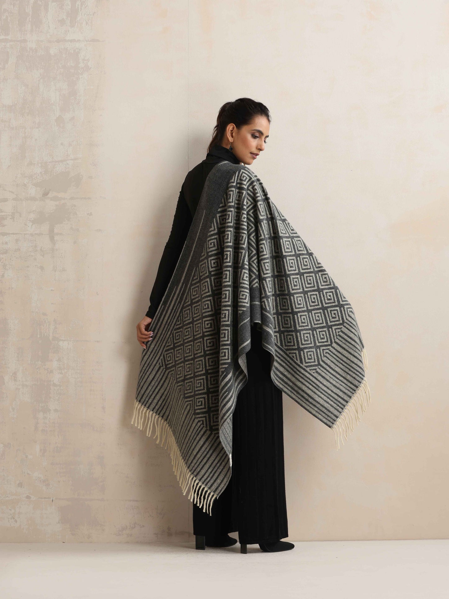 trueBrowns Charcoal Geometric Woven Stole