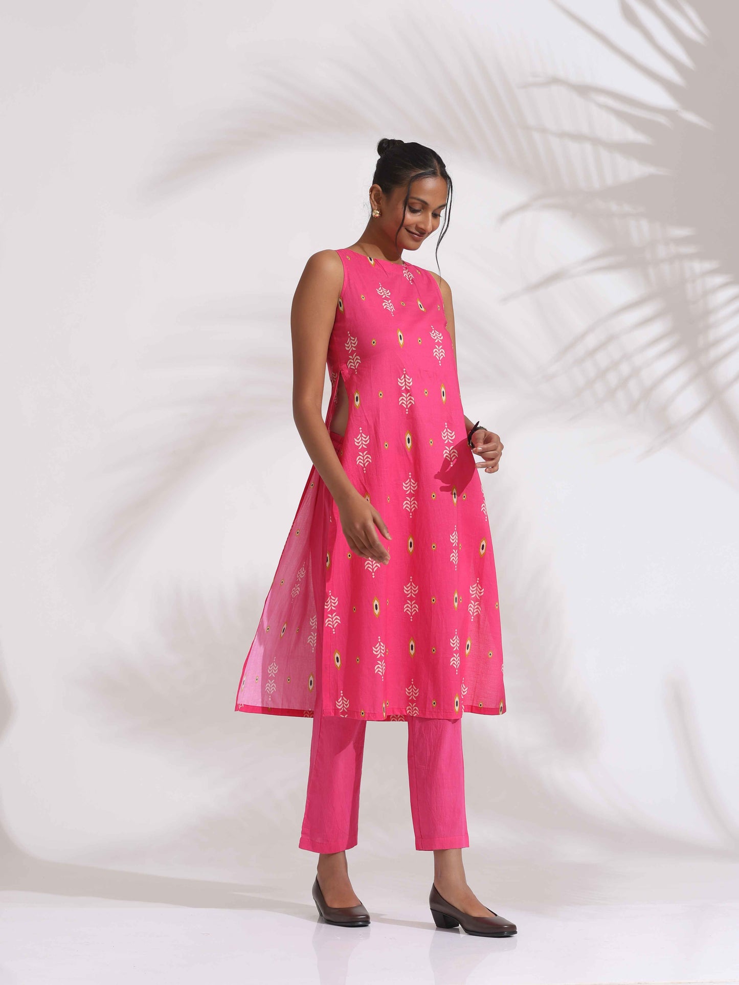 trueBrowns Pink Cotton Print Sleeveless Kurta Set