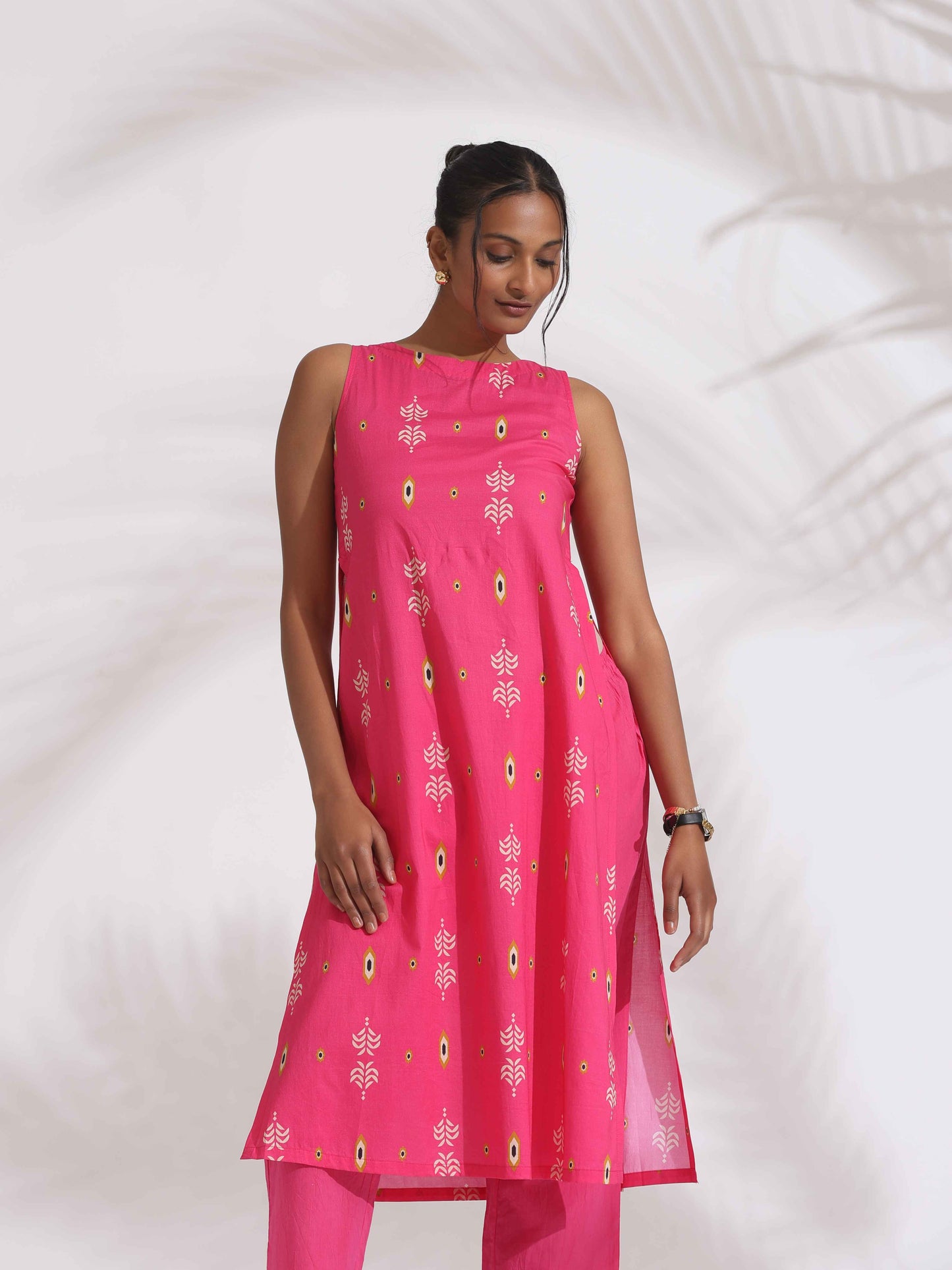 trueBrowns Pink Cotton Print Sleeveless Kurta Set