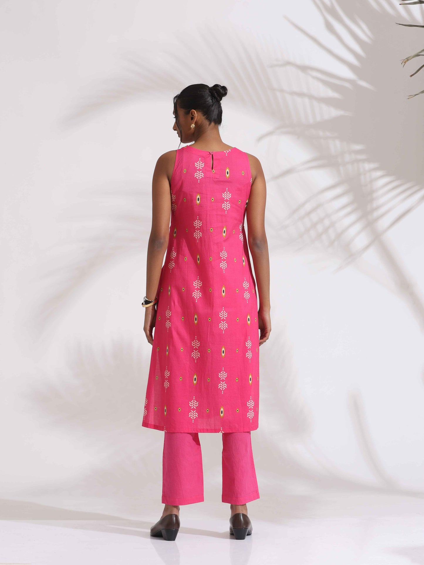 trueBrowns Pink Cotton Print Sleeveless Kurta Set