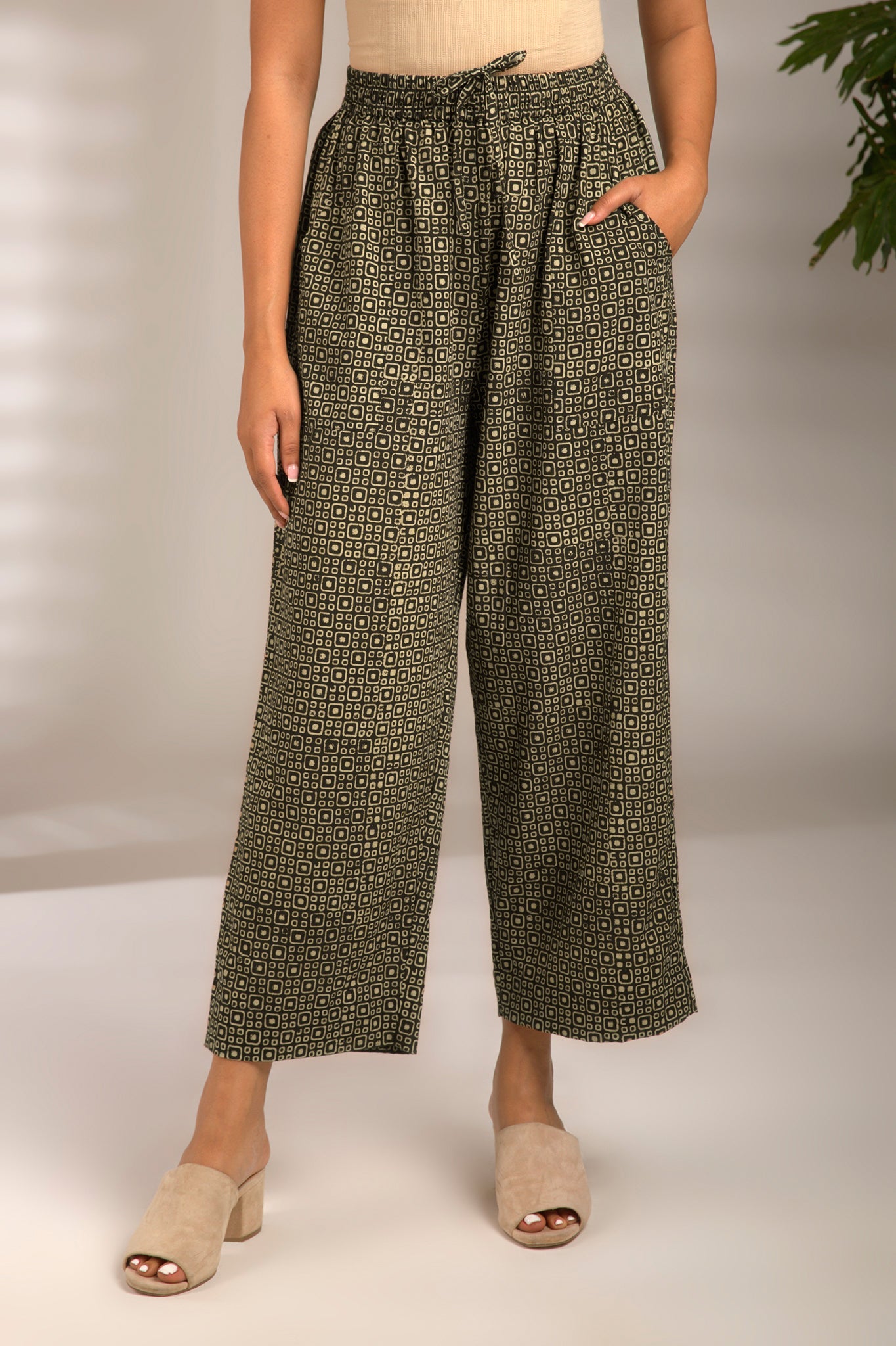 Maati Craft comfort fit cotton printed pants - black beige pattern