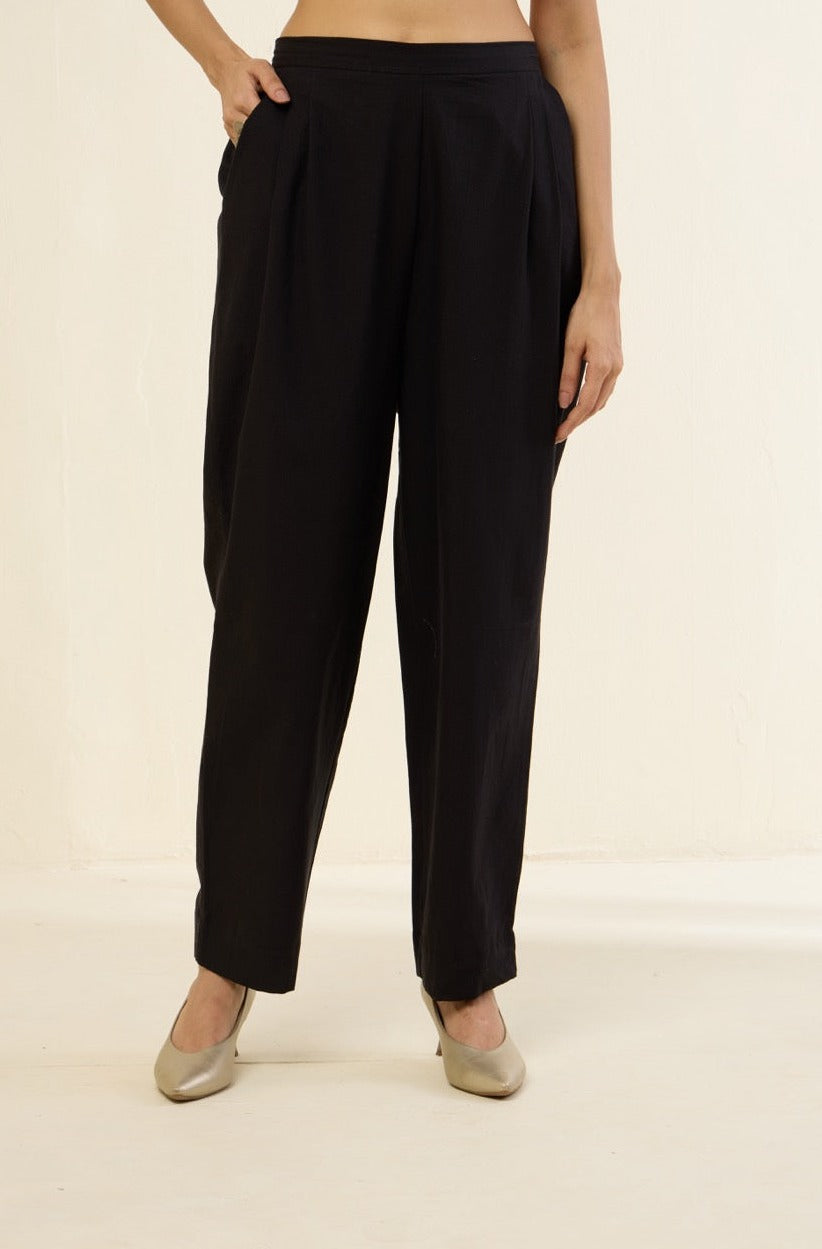 Maati Craft comfort fit pleated front pants - black cotton