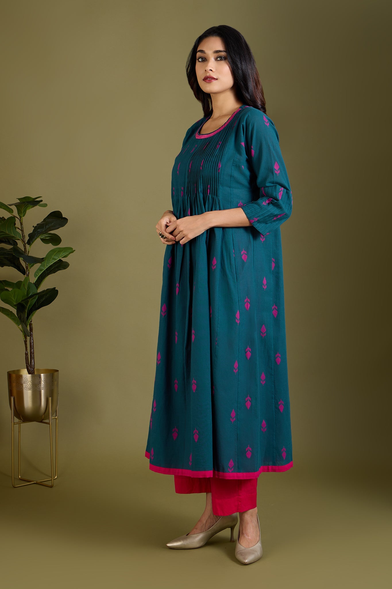 Maati Craft Peacock Pink Buti Mughal Pintuck Yoke & Sleeve Kalidar Kurta