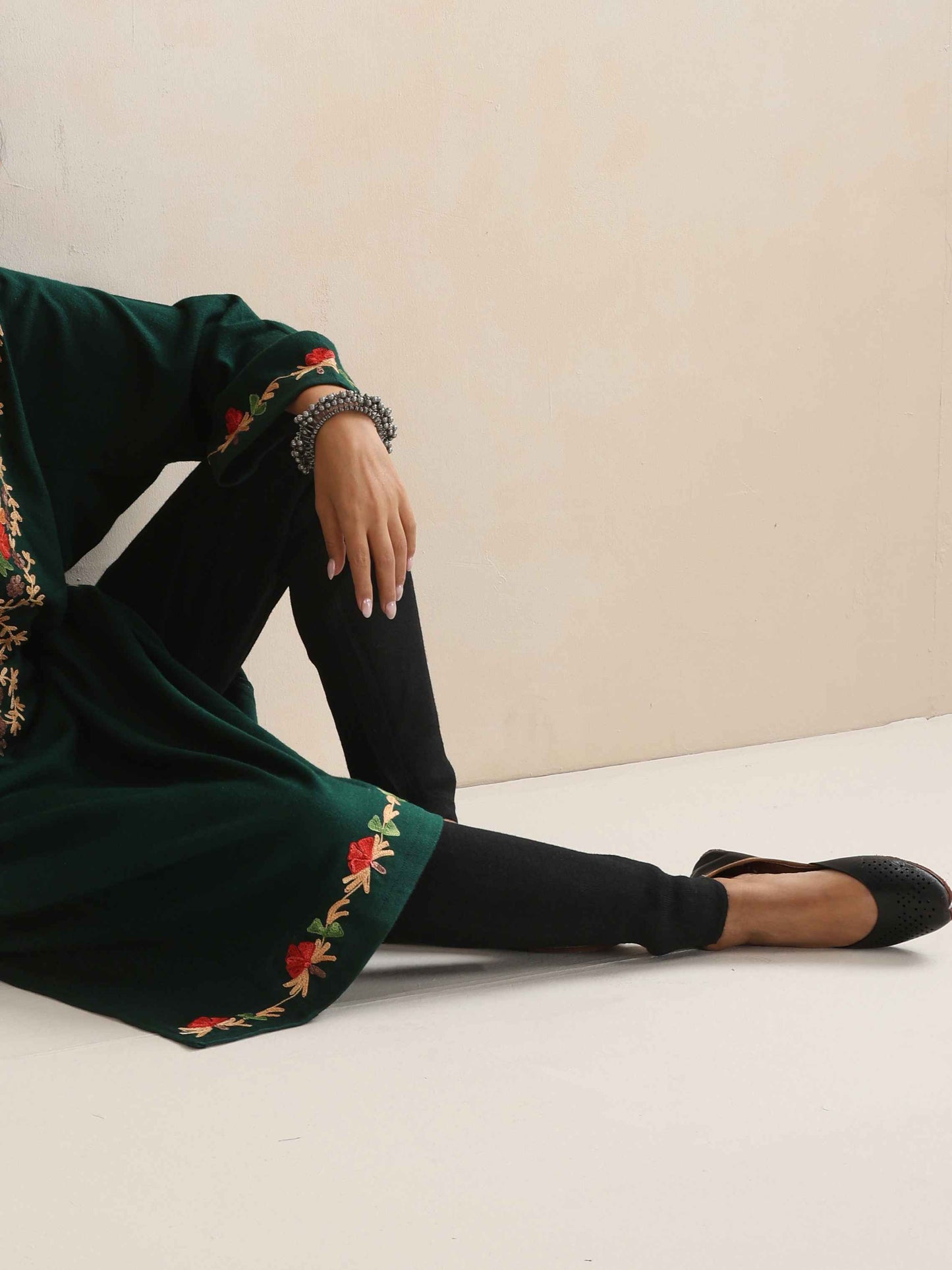 trueBrowns Green Kashmiri Floral Embroidered Woollen Phiran Kurta