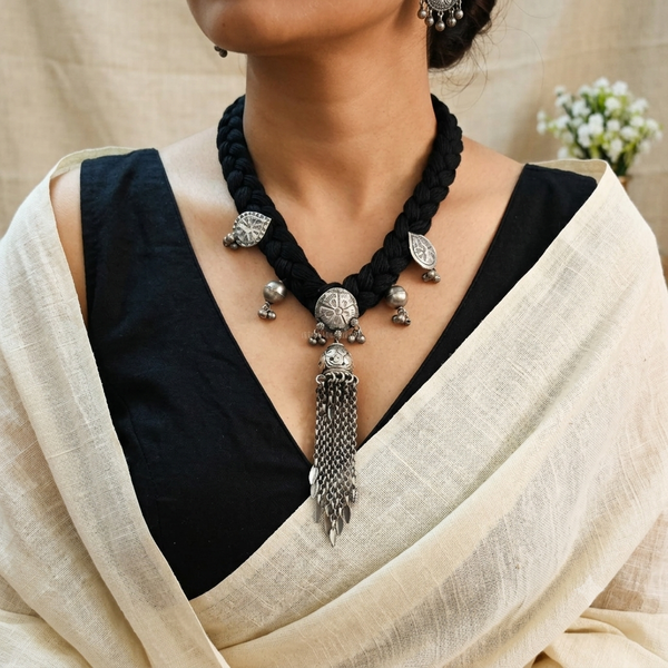 Fiza Silver Look Alike Oxidized Choker