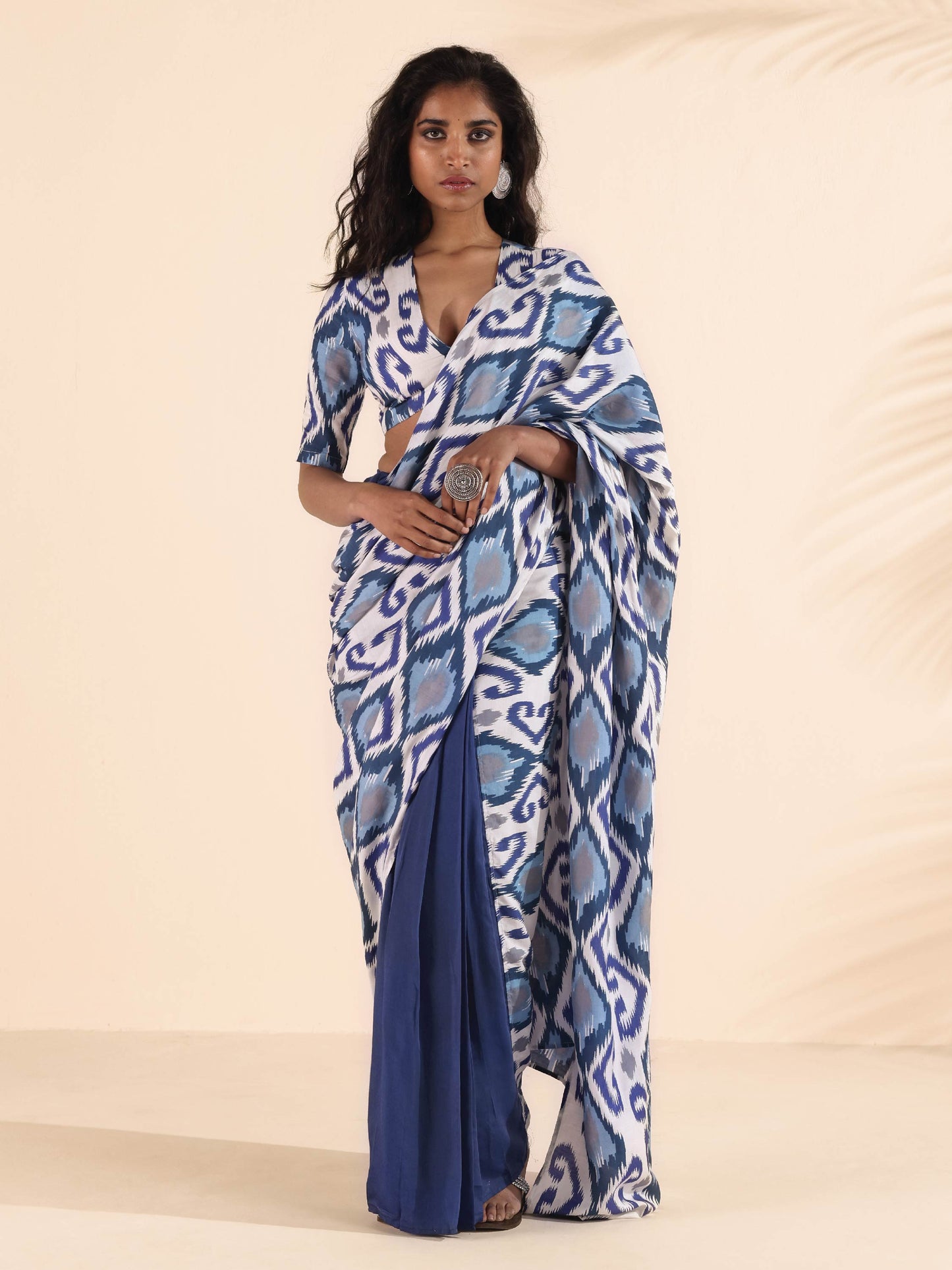 trueBrowns Blue White Muslin Ikat Saree