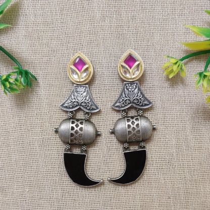 kitar shaped earring