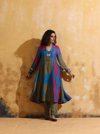 trueBrowns Blue Green Floral Print Muslin Silk Fit and Flare Kurta Set