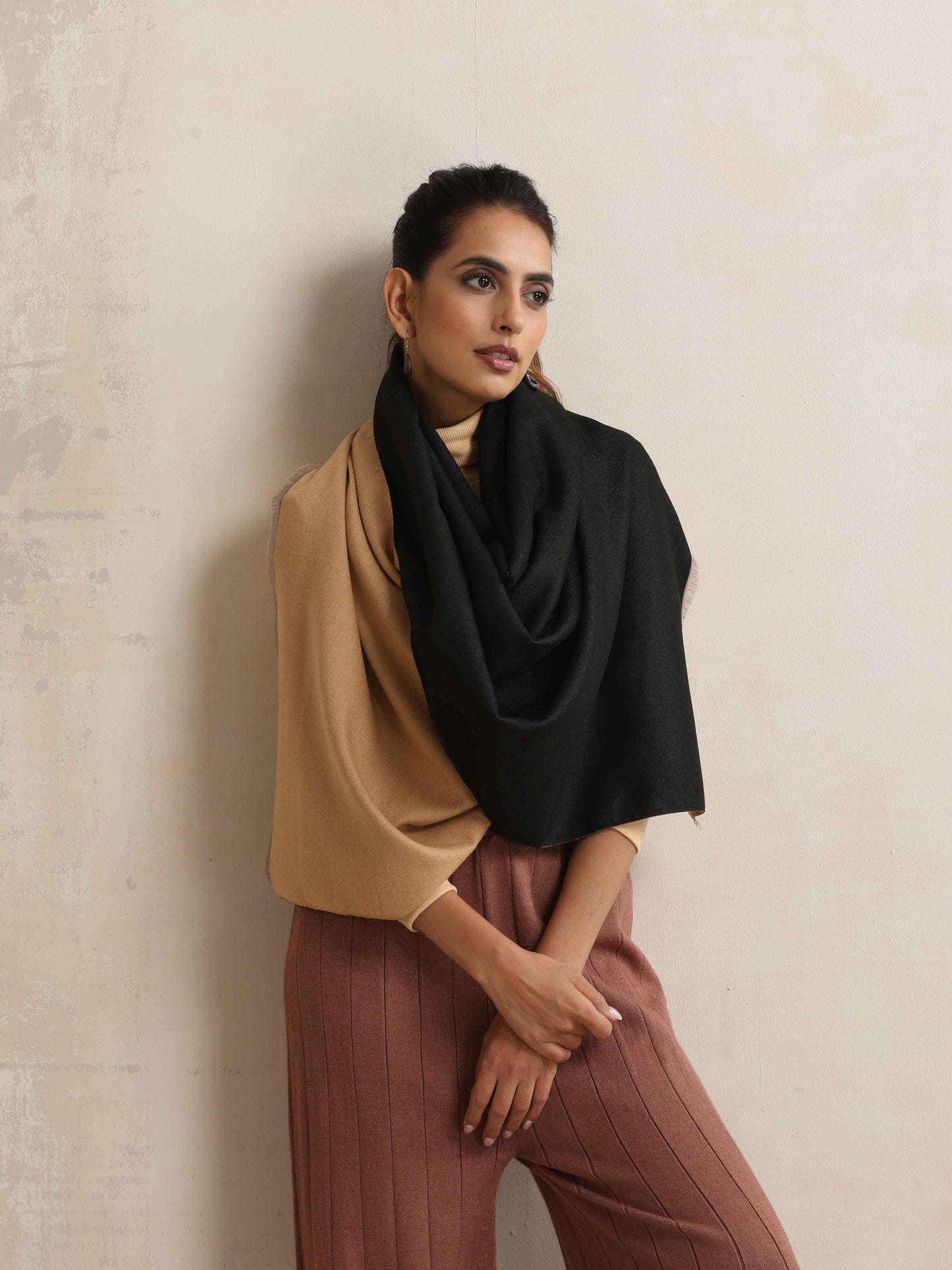 trueBrowns Black Reversible Stole