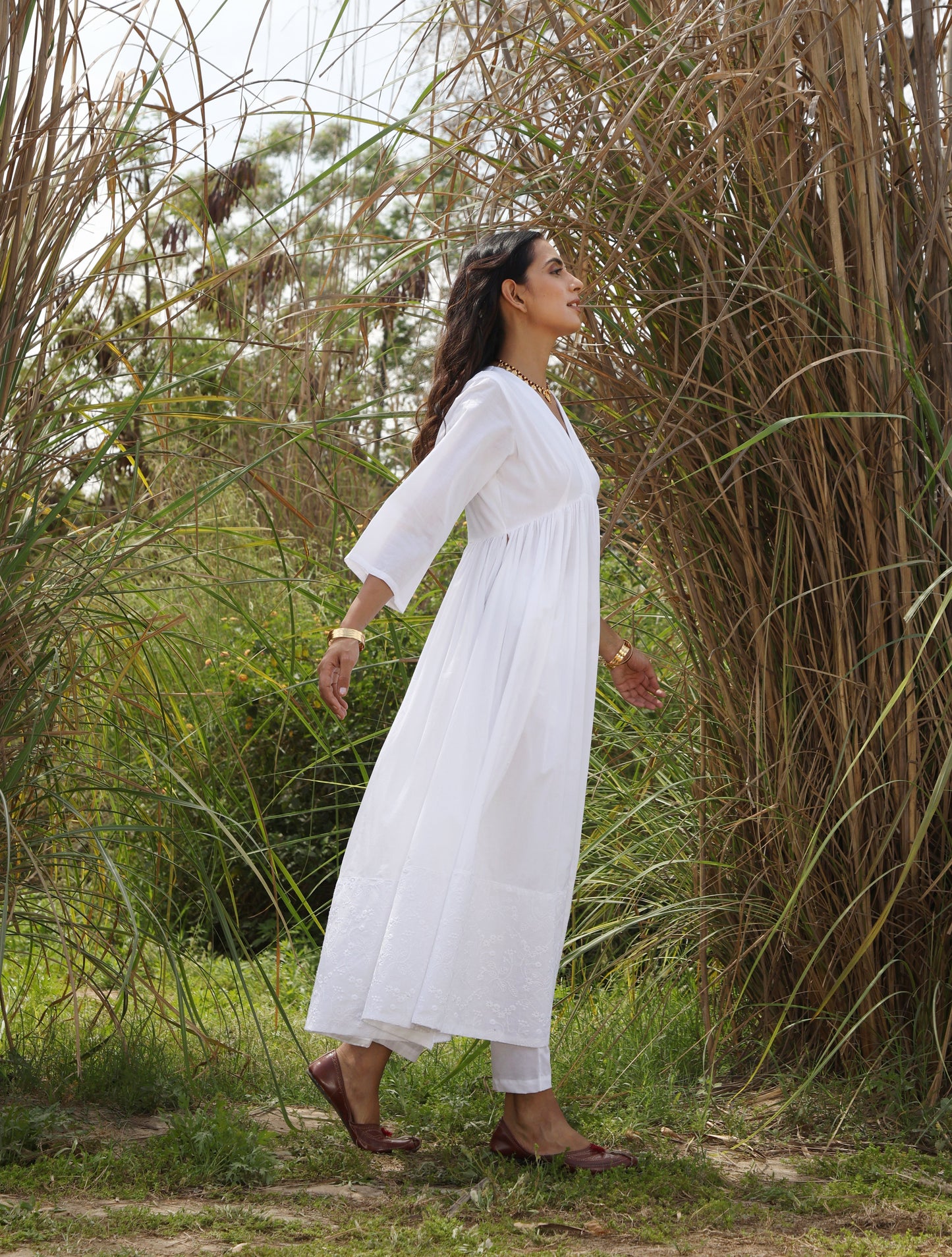 trueBrowns White Cotton Embroidered Anarkali Kurta Set