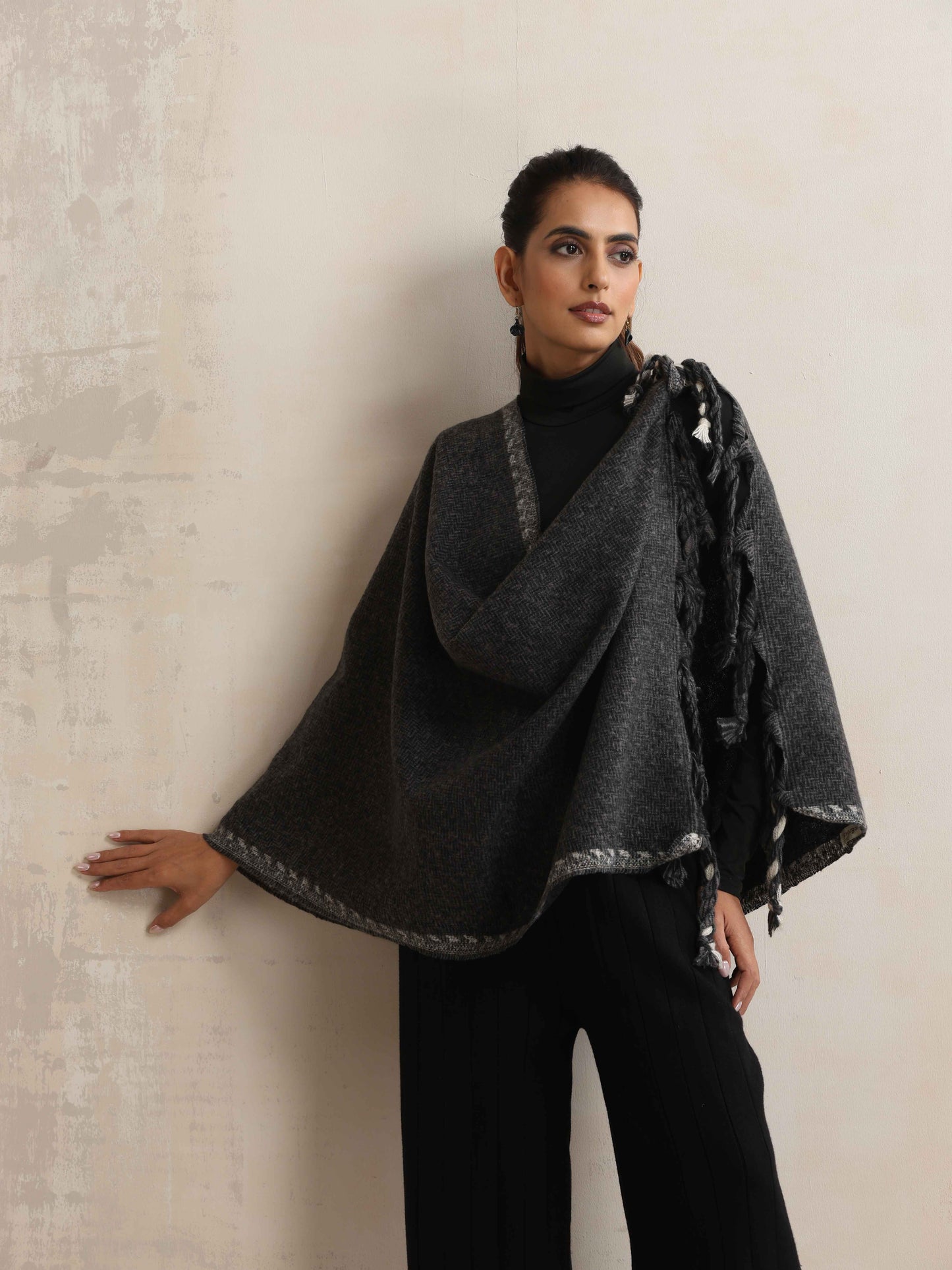 trueBrowns Black Tassel Stole