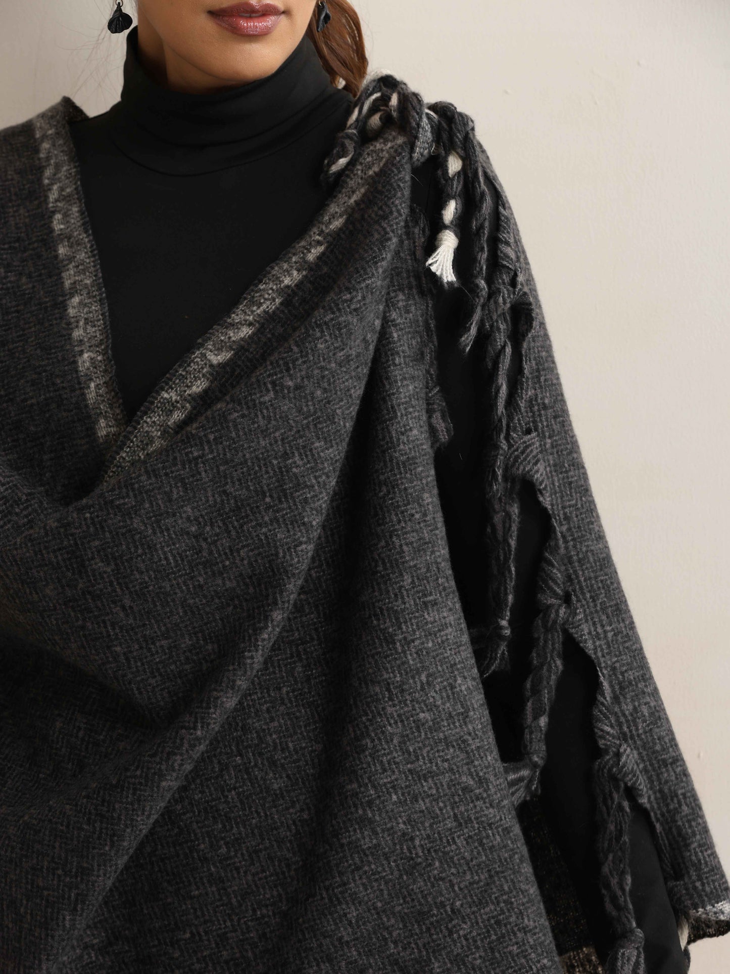 trueBrowns Black Tassel Stole