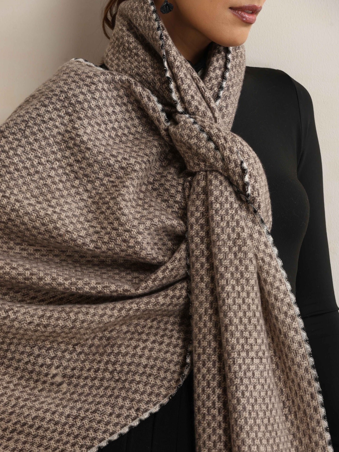 trueBrowns Grey Check Stole