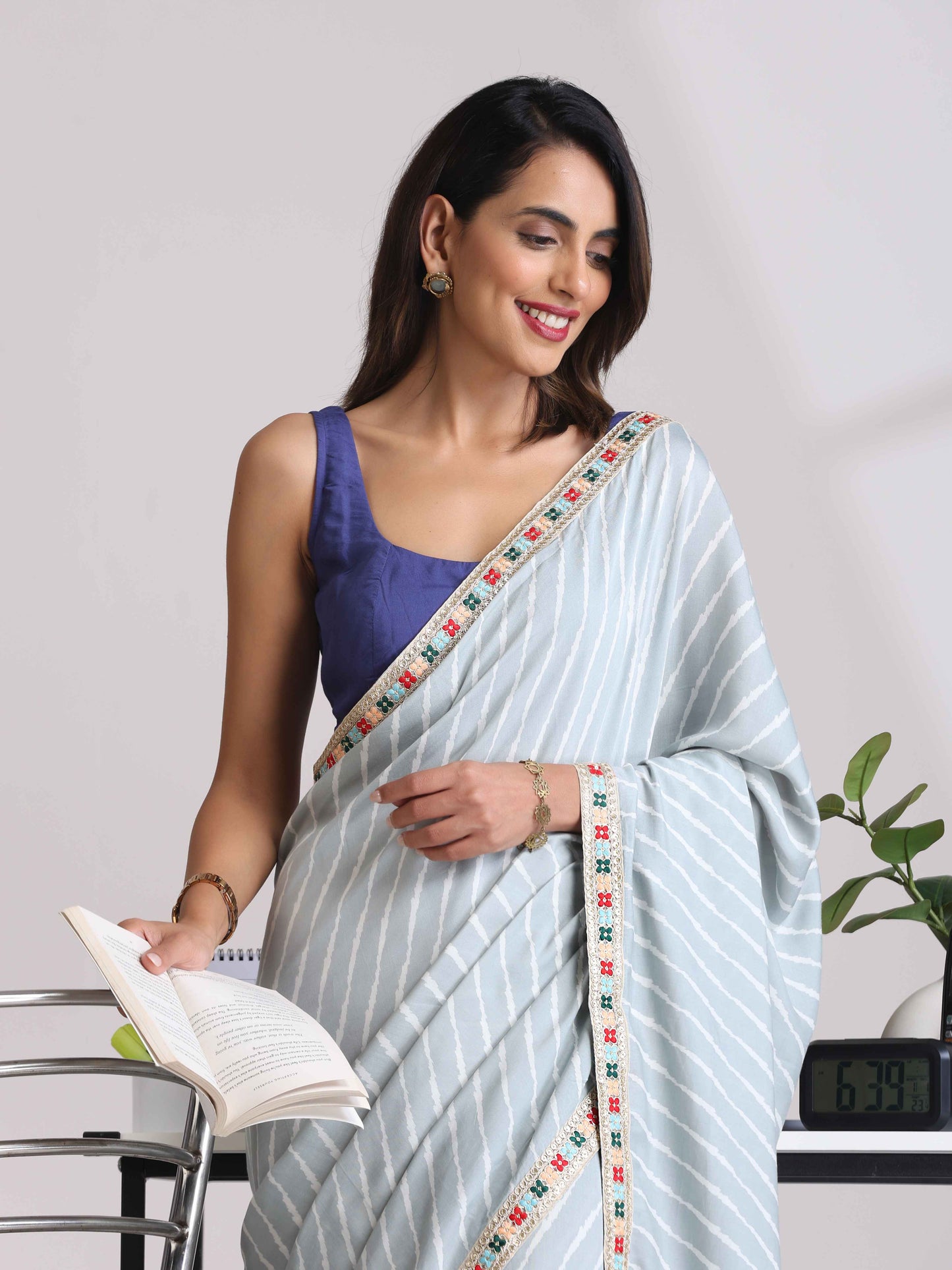 trueBrowns Grey Muslin Silk Saree