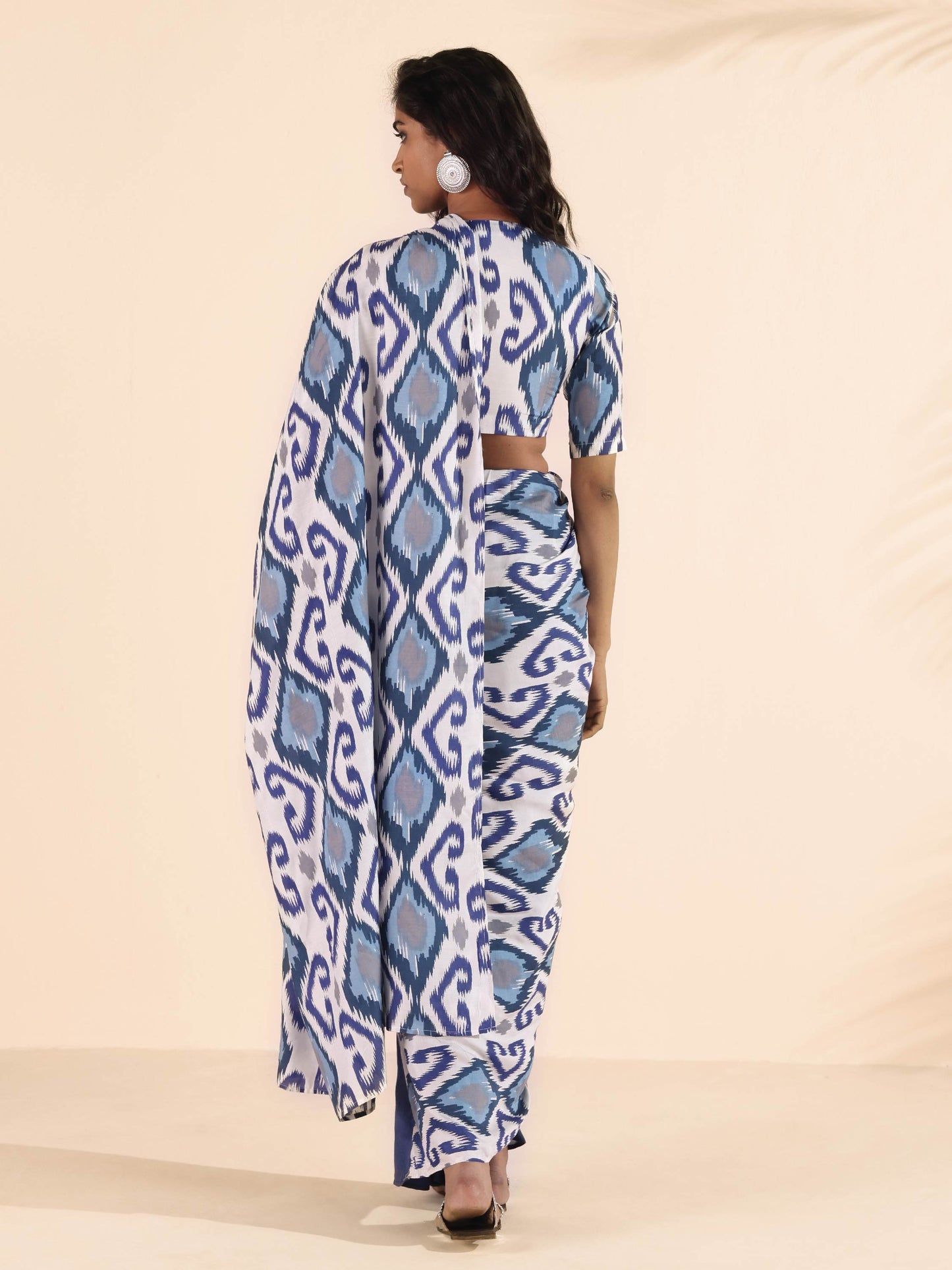 trueBrowns Blue White Muslin Ikat Saree