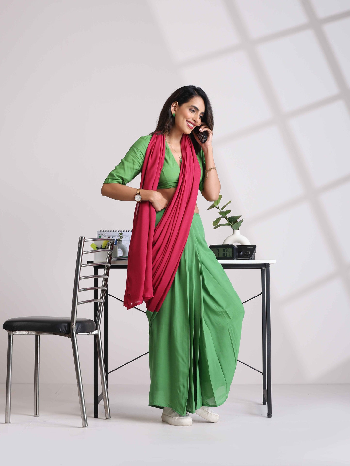 trueBrowns Green Pink Muslin Silk Pre-Stitched Saree
