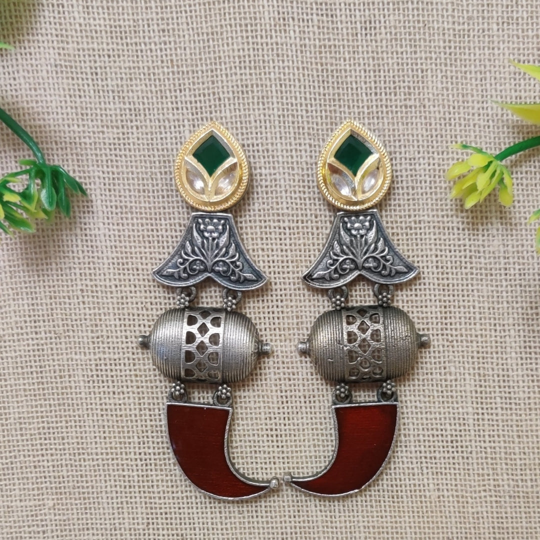 kitar shaped earring red