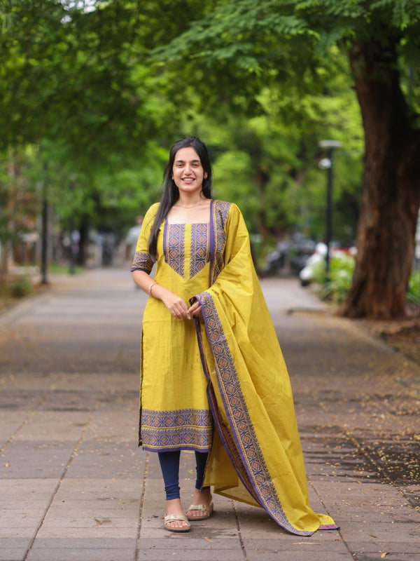 Studio Mehandhi green with blue border kanchi cotton top and duppata
