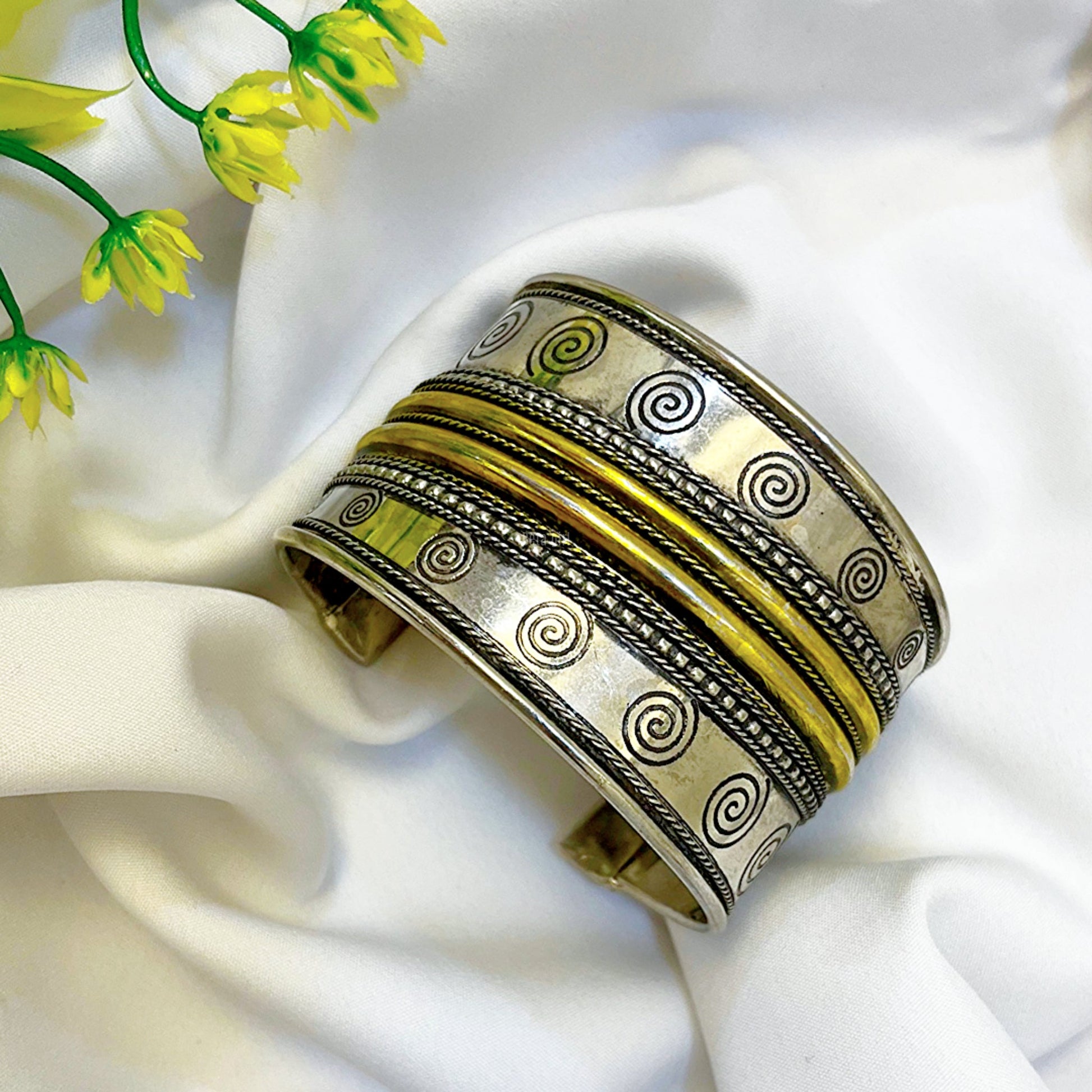 Dual tone ethnic handcuff