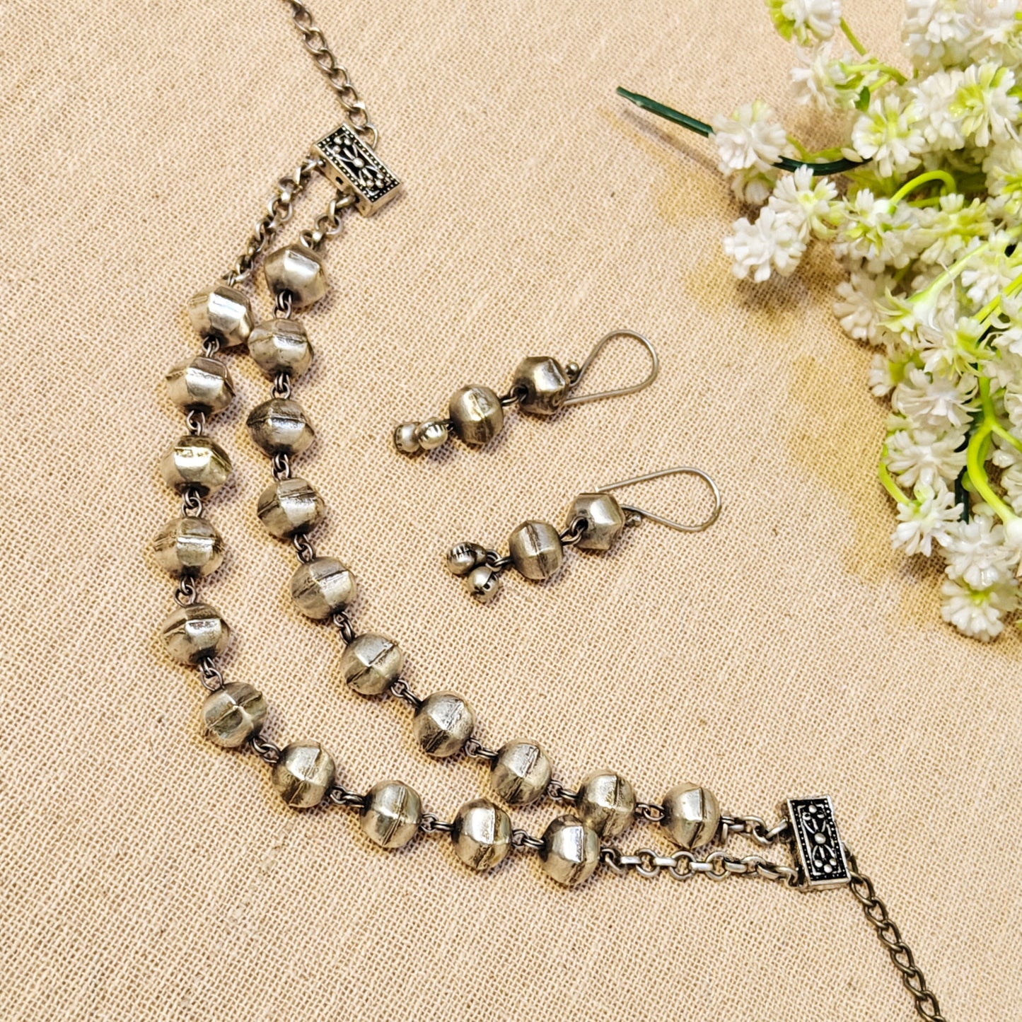 Silver beaded necklace 