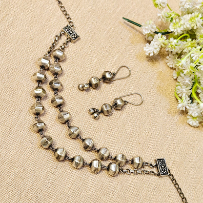 Silver beaded necklace 