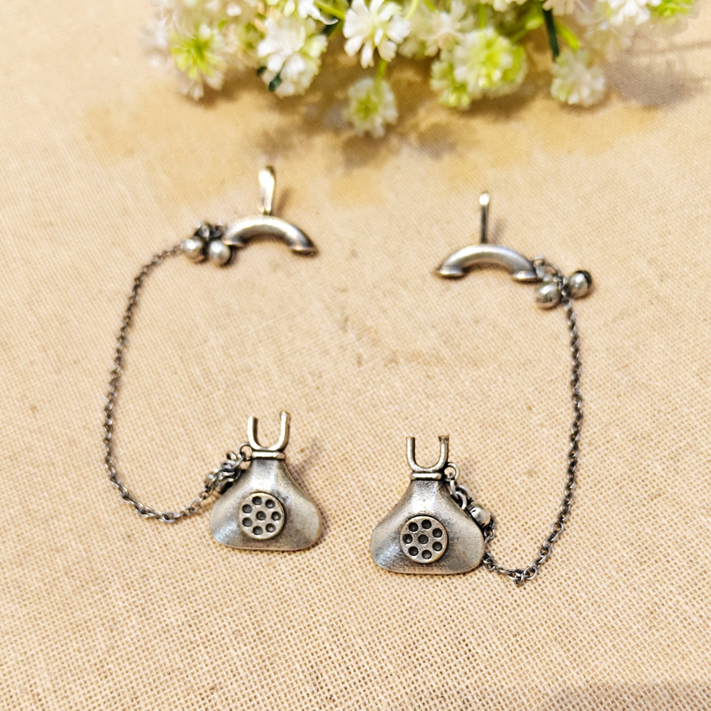 Telly Phone Silver Look Alike Oxidized Earcuff