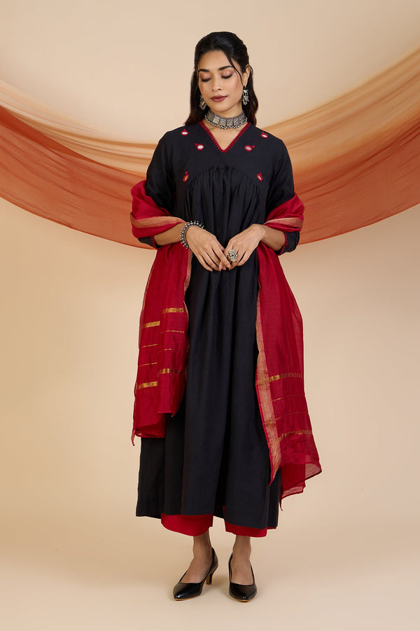 Maati Craft Black Rose Gleam V-Neck Gather Anarkali