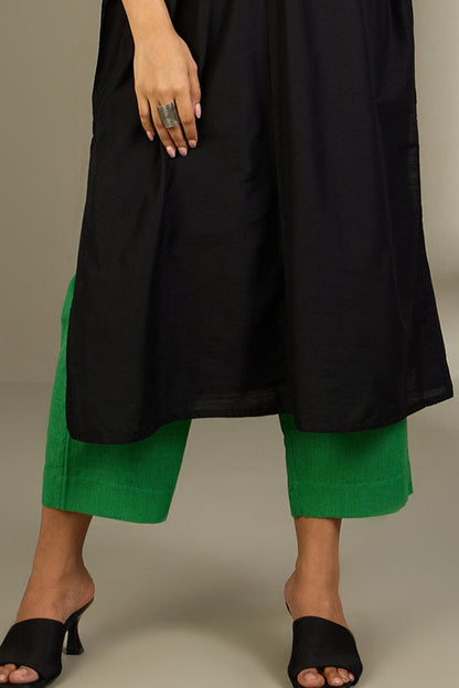 Woman wearing green pant 