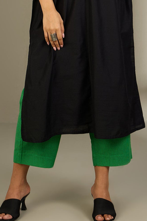 Woman wearing green pant 