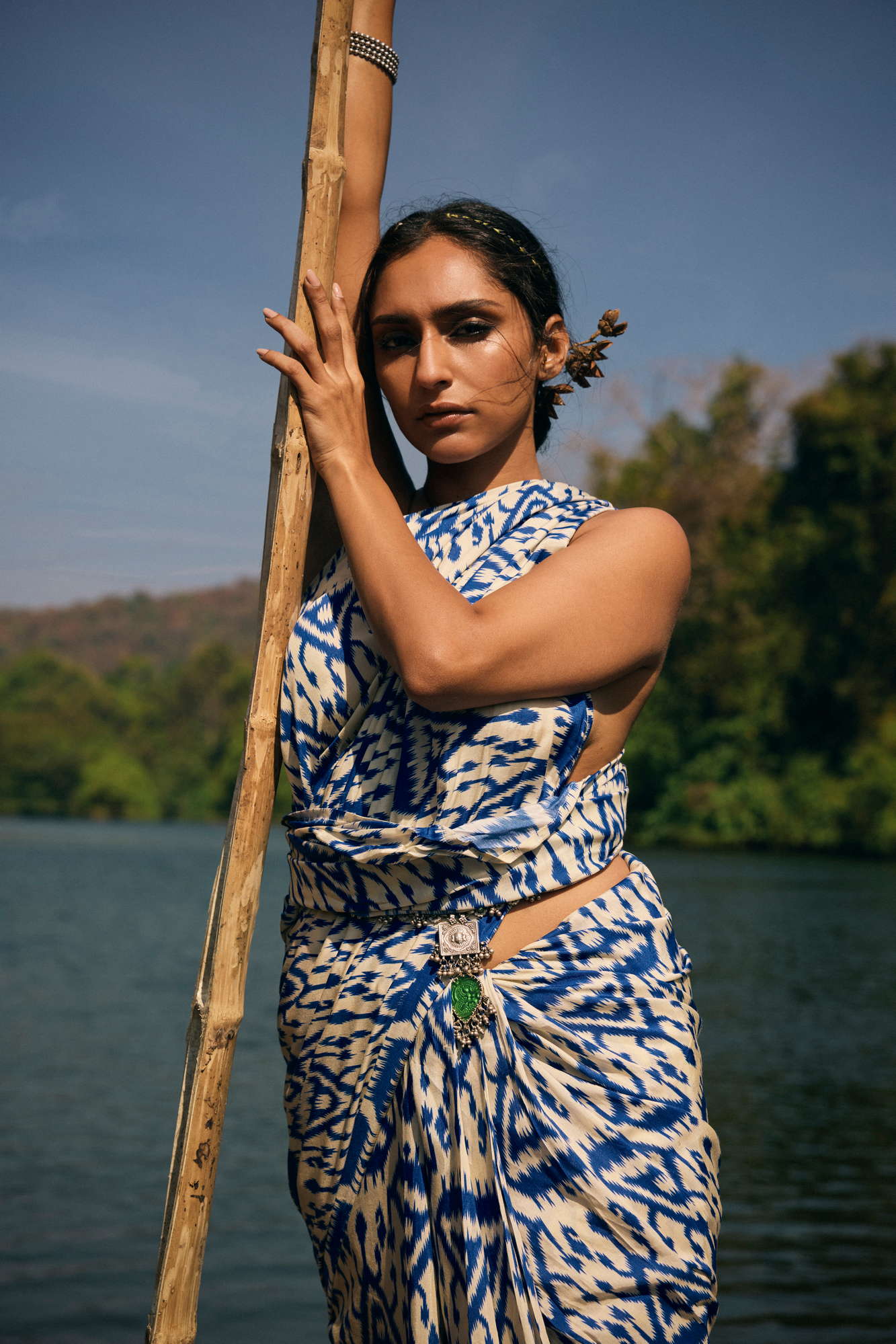 trueBrowns Blue White Muslin Ikat Saree