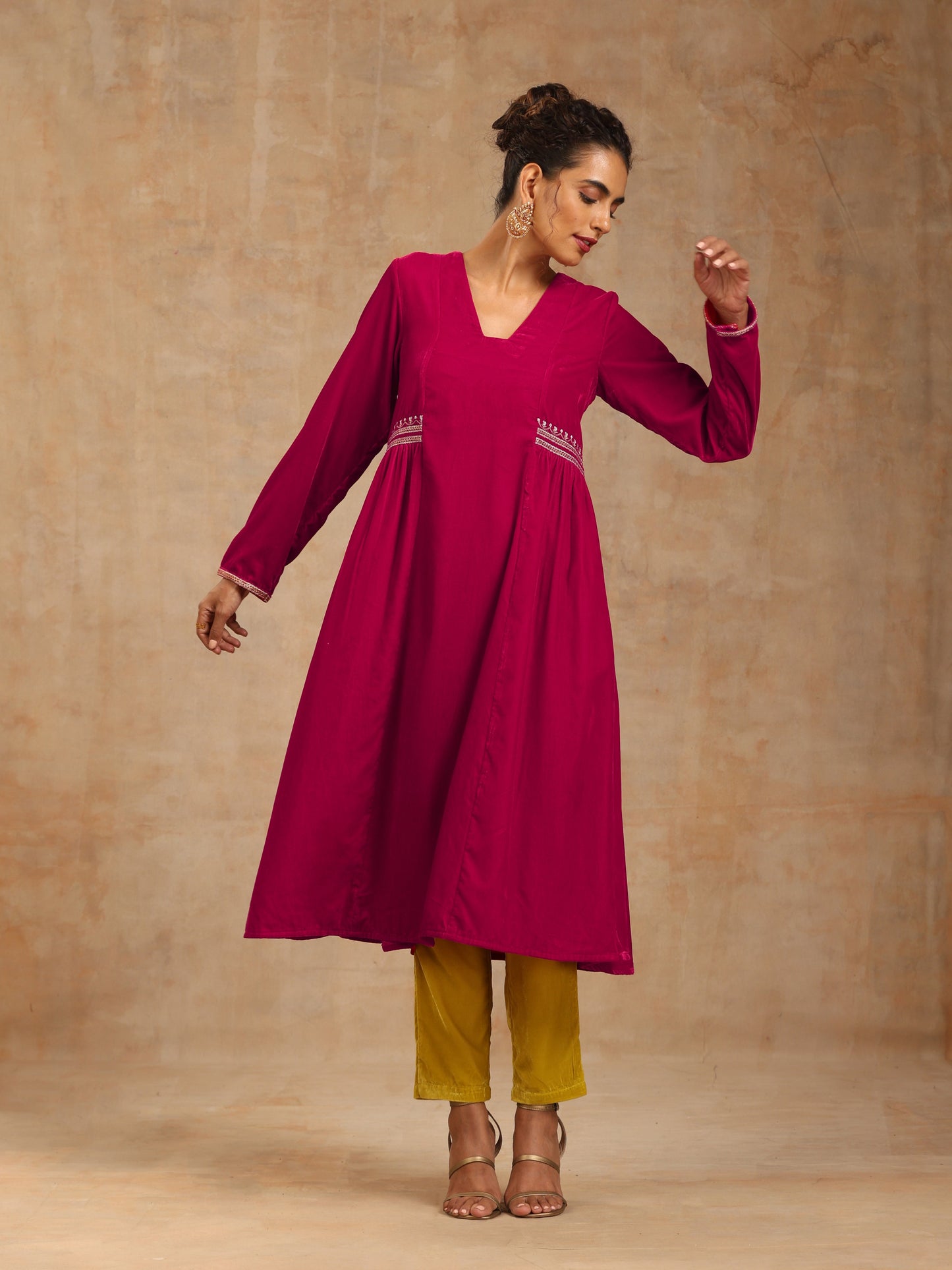 trueBrowns Rani Pink Velvet Embroidered Kurta