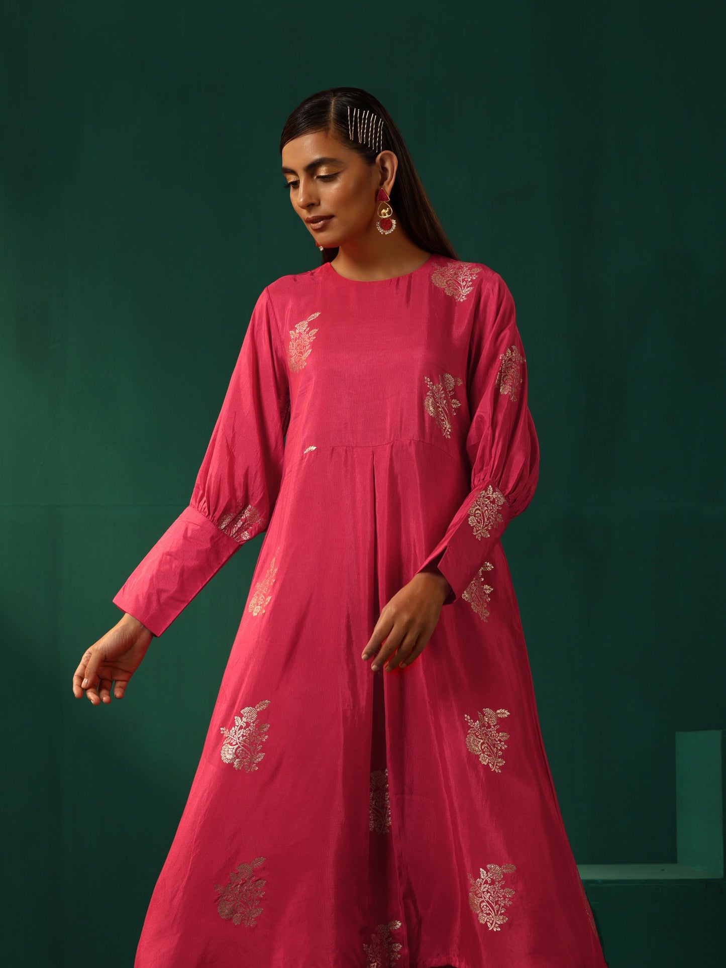 trueBrowns Pink Floral Viscose Silk Round Neck Puff Sleeve Kurta Pant Set