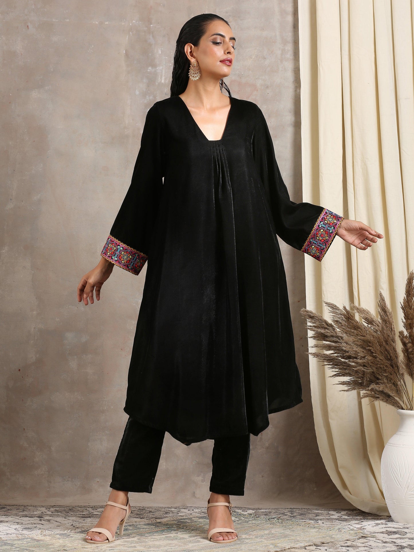 Black Velvet Embroidered Lace Kurta - trueBrowns