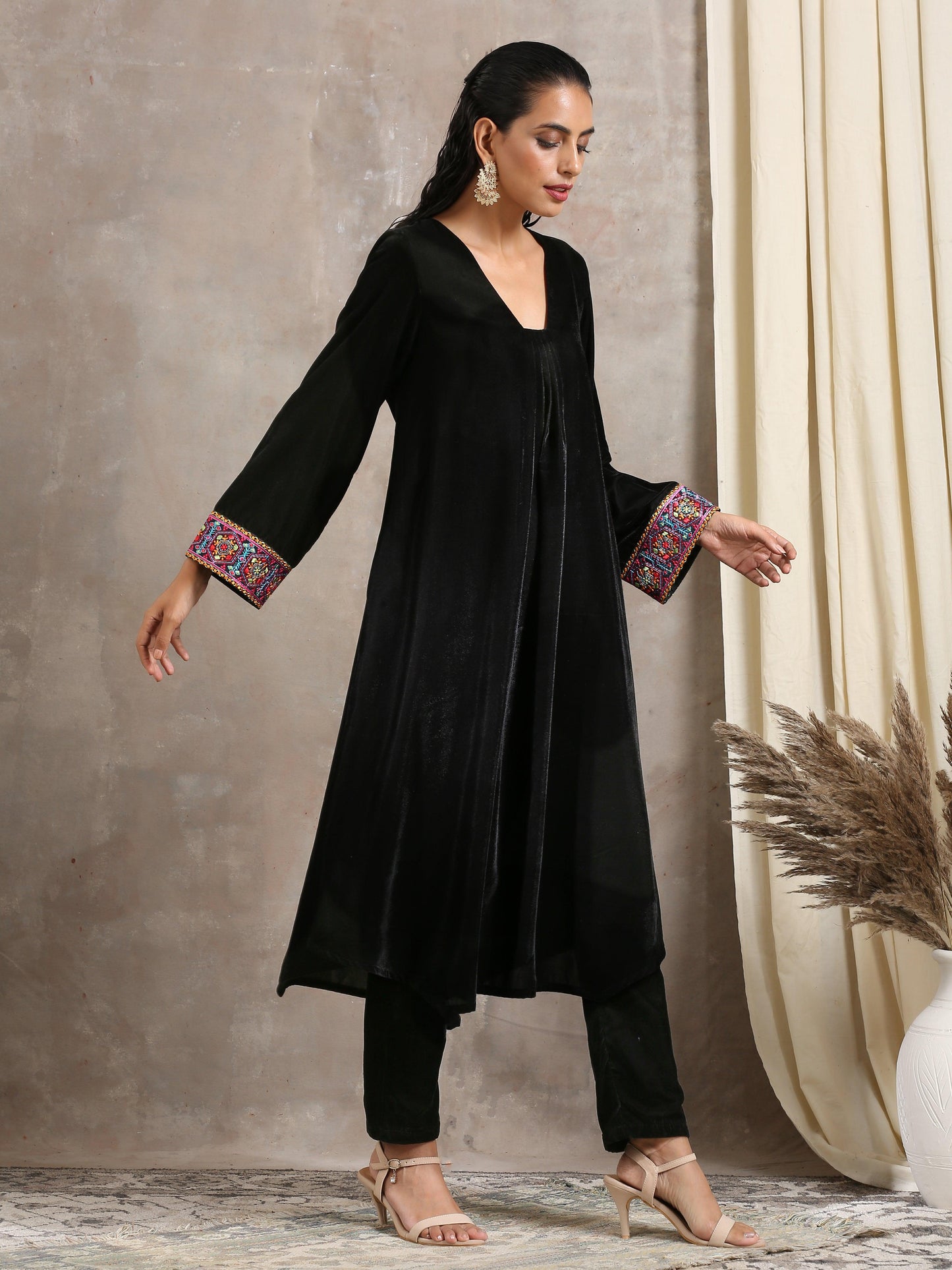 Black Velvet Embroidered Lace Kurta - trueBrowns